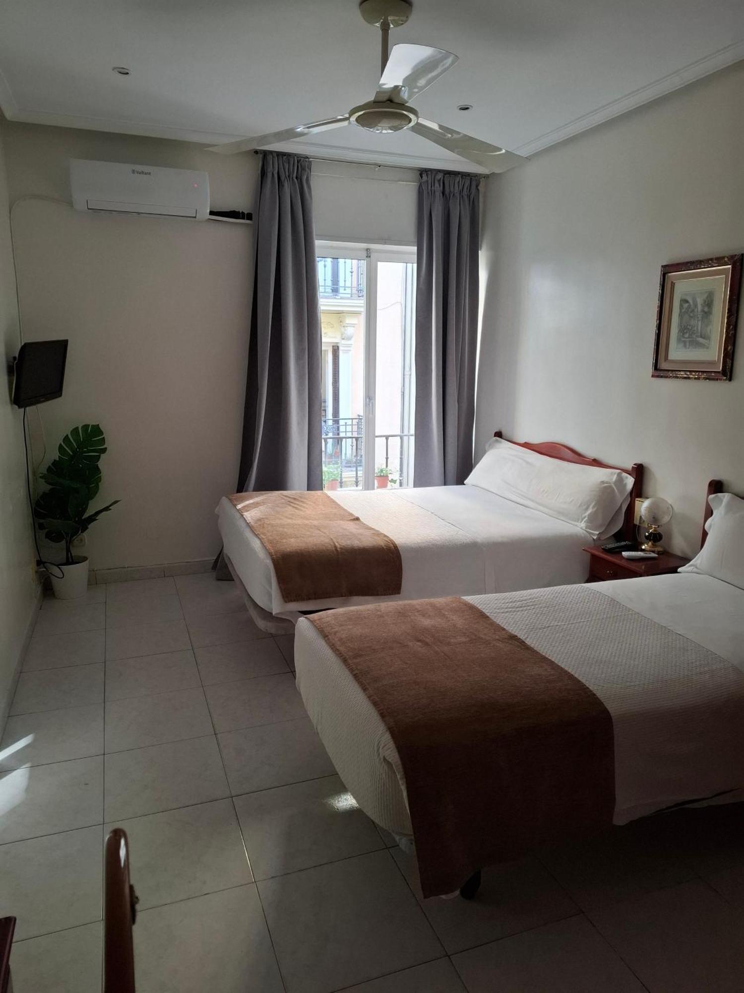 Hostal Villamanez Madrid Buitenkant foto